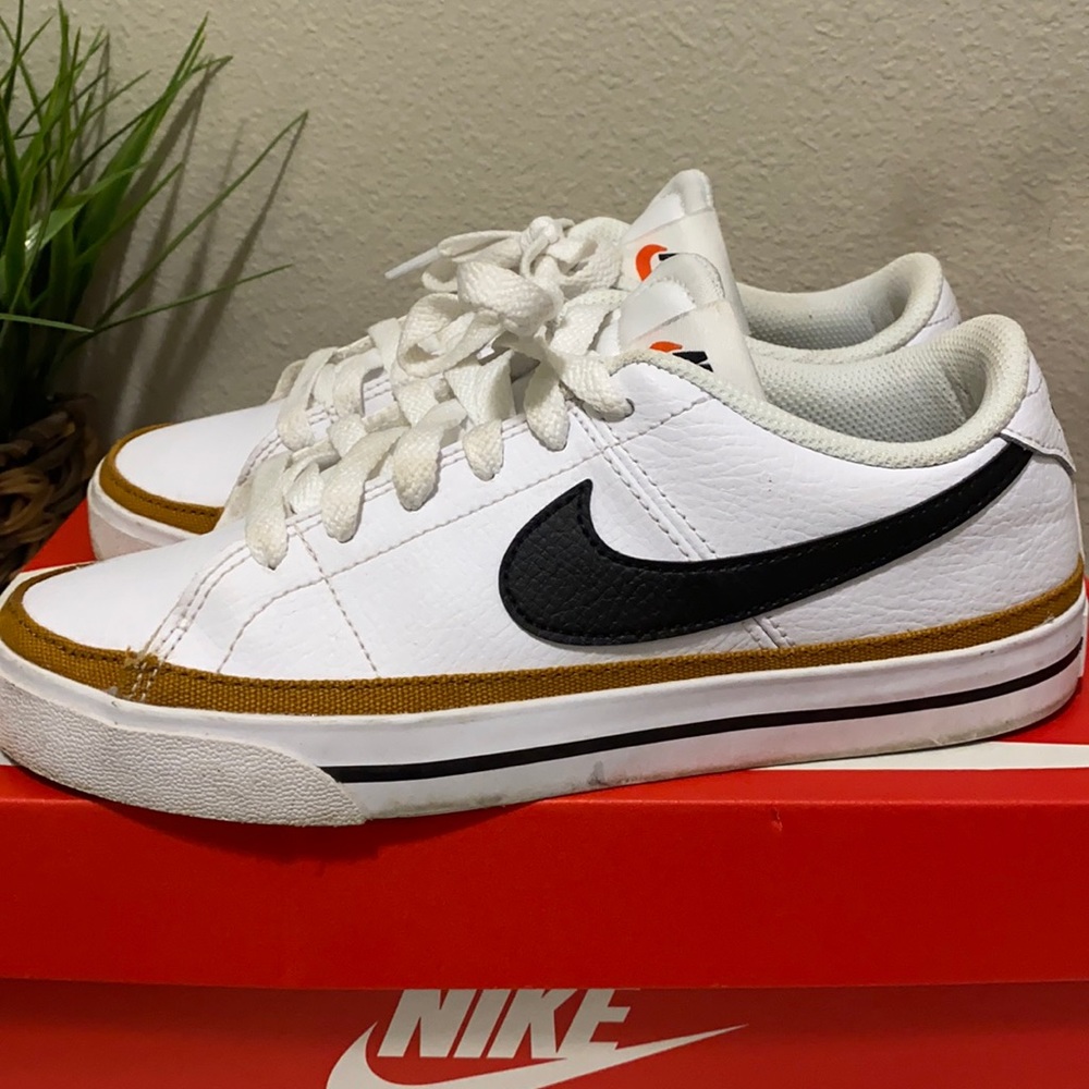Women’s Nike Court Legacy